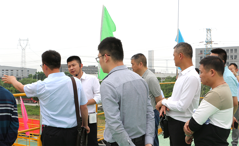 王國彬董事長介紹項目工藝處理流程和設備運行狀況