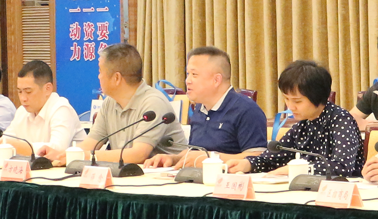 肇慶市招商局副局長薛愈(右1) 肇慶市生態環境局副調研員方曉海(右2)