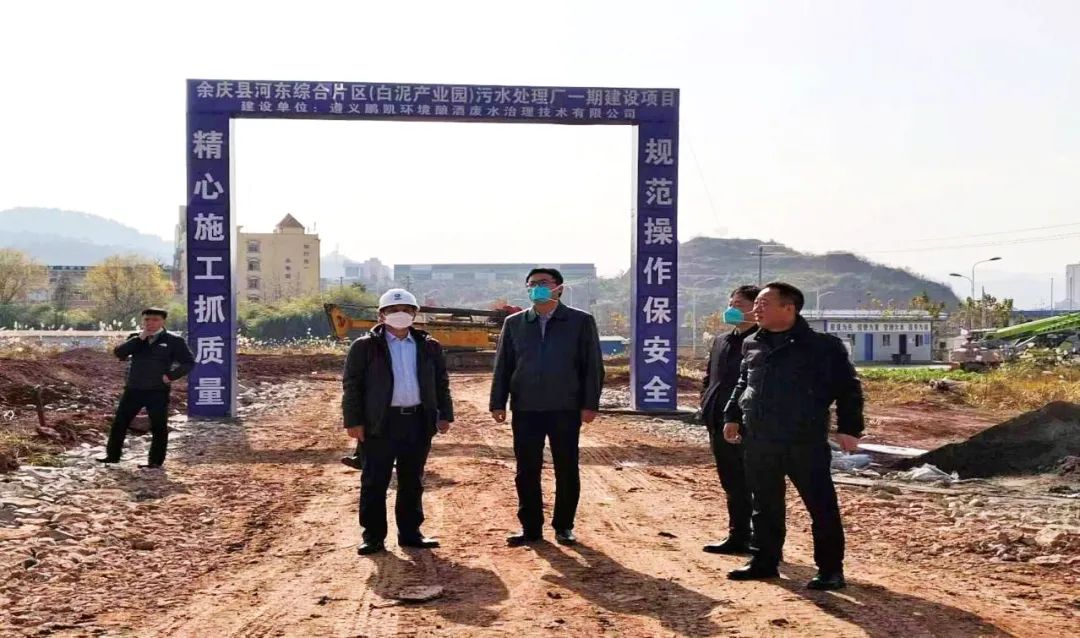 賈旭東(左三)、謝慶松(右一)現場指導工作