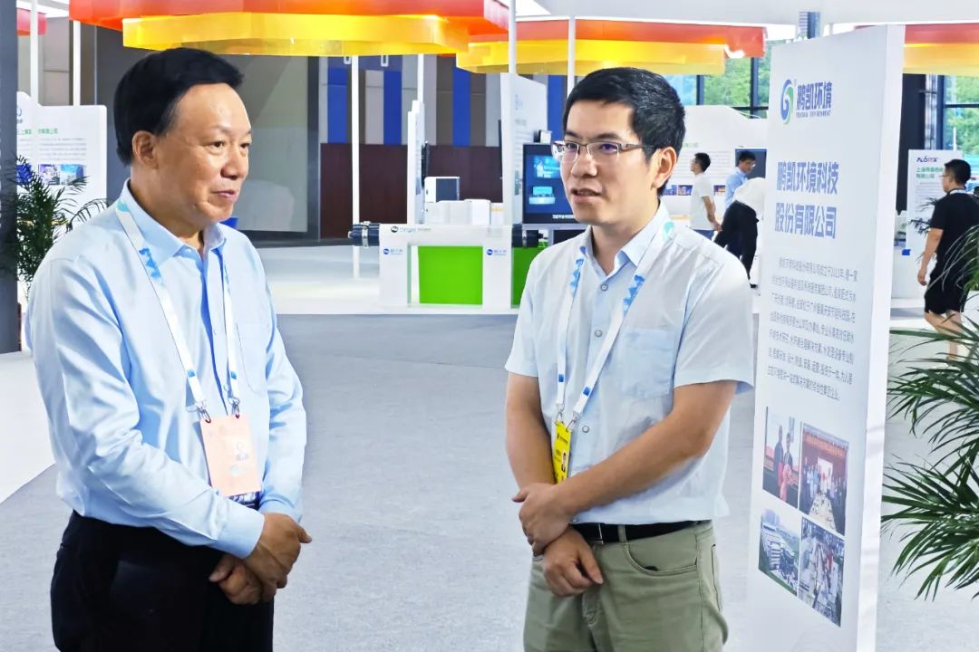 中國環境保護產業協會黨委書記、會長郭承站蒞臨鵬凱環境展位參觀指導